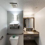 Masters Inn: King Accessible Non Smoking With Fridge - Bathroom